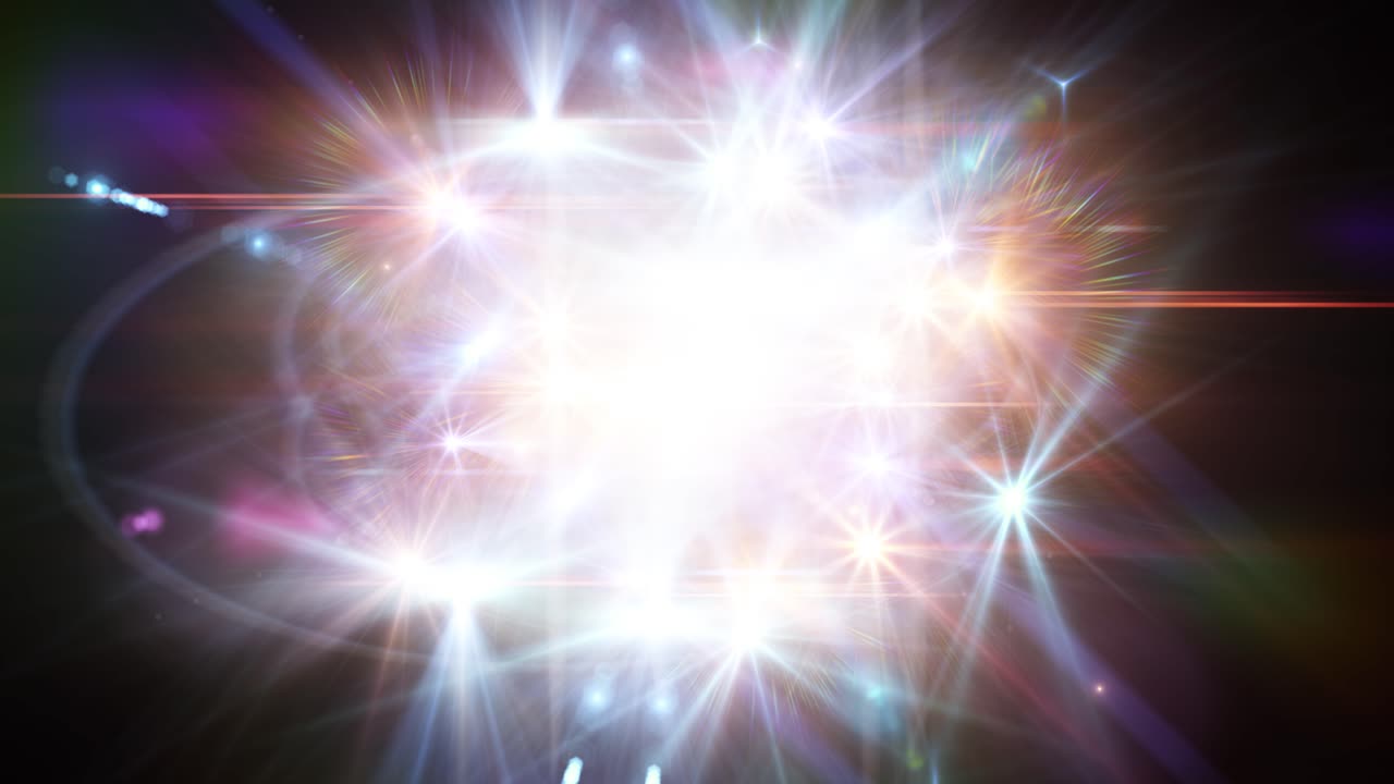 빨간 머리 여자가 집 거실 소파에 앉아 있는 동안 그녀의 불독 개를 애무하는 모습을 가까이서 볼 수 있습니다.