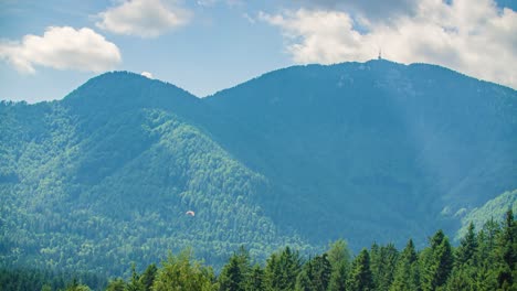 El-Reloj-De-Paracaídas-Constante-En-Los-Alpes-Eslovenos-Mira-Con-Urslja-Gora-En-Segundo-Plano