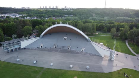 Vista-Panorámica-Del-Lugar-Del-Parque-Vingis-Con-El-Horizonte-De-La-Ciudad-De-Vilnius,-Vista-Aérea