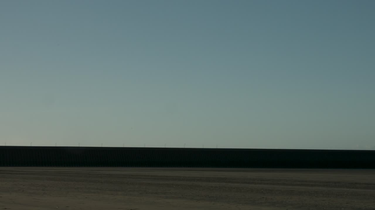 놀라운 일출 4k 동안 스완지 베이 풍력 터빈과 부두의 느린 패닝 샷