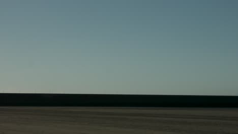 tiro panorámico lento de la bahía de swansea de la turbina eólica y el muelle durante el increíble amanecer 4k