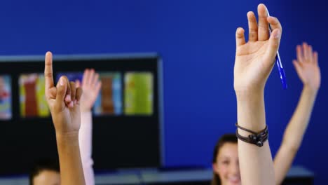 Schüler-Hebt-Im-Klassenzimmer-Die-Hand