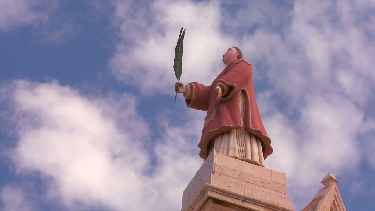 las nubes se desplazan detrás de san marón de la iglesia católica maronita del líbano