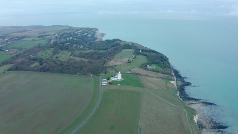 Tiro-De-Dron-Descendente-Del-Faro-De-Foreland-Sur-Acantilados-Blancos-De-Dover