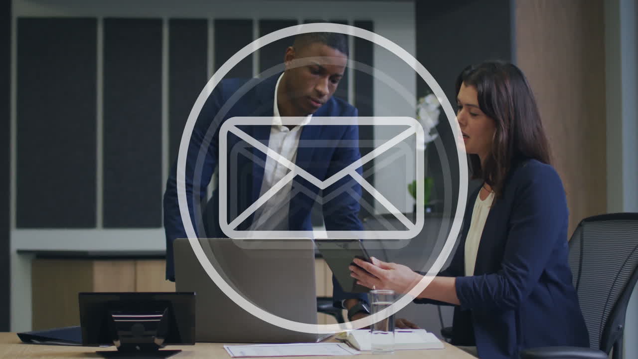 Animazione di icona email ed elaborazione dati su diversi professionisti in ufficio