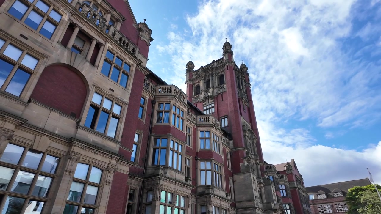 Historisk rødstensbygning fra Newcastle University i Newcastle upon Tyne, England, Storbritannien.