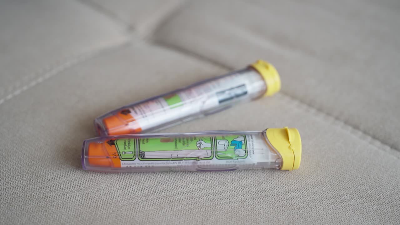 dos autoinyectores de epinefrina en un sofá 2