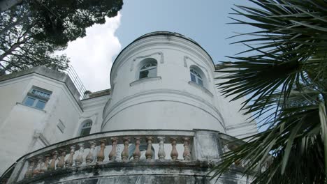 Wunderschöne-Aussicht-Auf-Die-Villa-Lyse-In-Capri-An-Einem-Sonnigen-Frühlingsmorgen---04