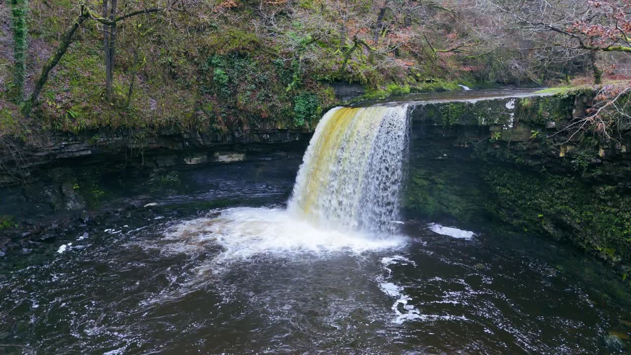 In een verborgen vallei waar geheimen schuilen, stroomt het water van Sgwd Gwladys met trots.