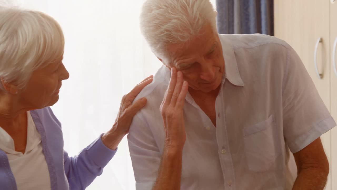 고령자 친구 들 이 고령자 한 사람 을 위로 하고 있다