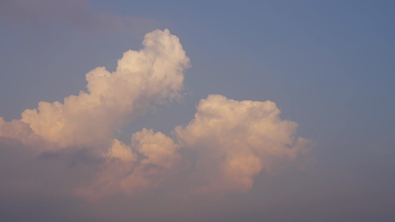 nubes en un cielo azul