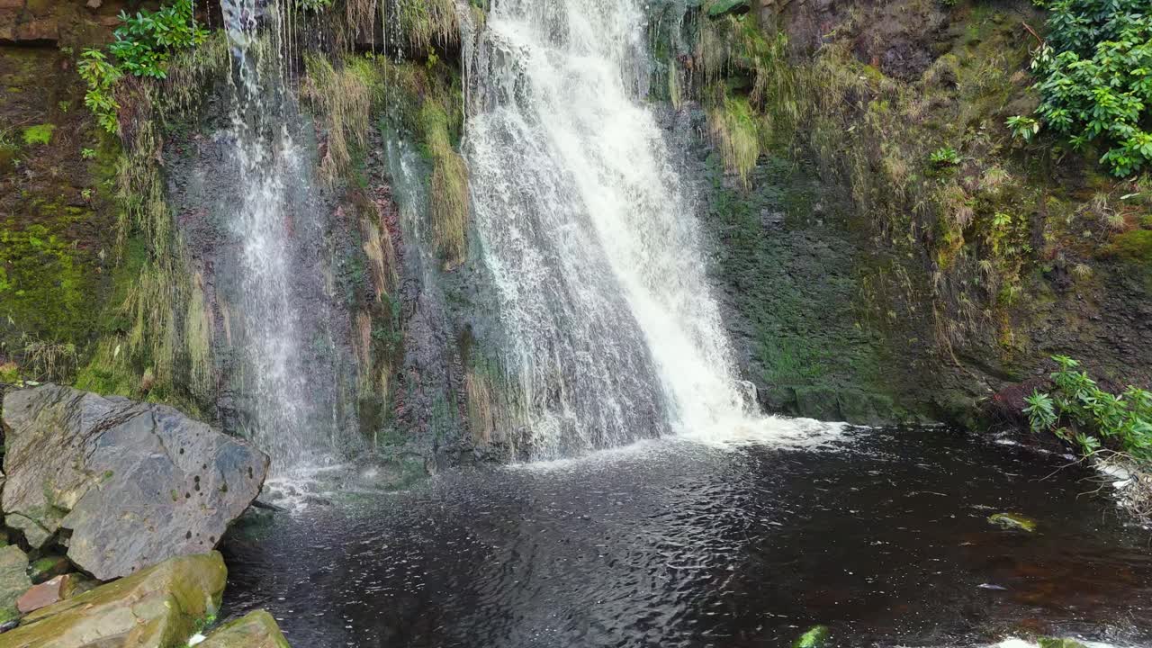 imágenes aéreas de un dron de una alta cascada rocosa en los valles de yorkshire, centavos