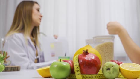 la dietista le dice a su paciente sobre el programa de dieta para una vida saludable.