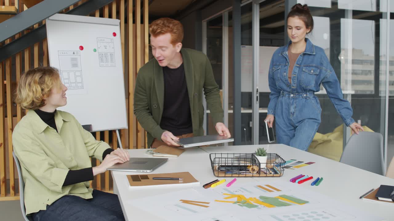 equipo de jóvenes empresarios que se reúnen