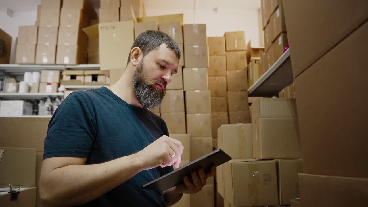 trabajador de almacén comprobando el inventario con una tableta