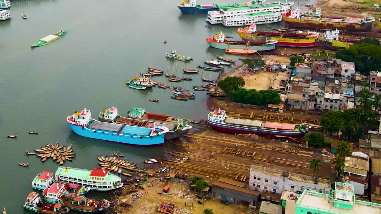 Vista aerea di un cantiere navale trafficato al porto fluviale di Buriganga a Dhaka, Bangladesh