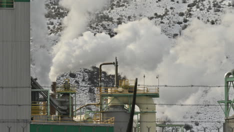 Gigantes-Del-Sector-Manufacturero:-Columnas-De-Humo-En-La-Zona-De-Trabajo