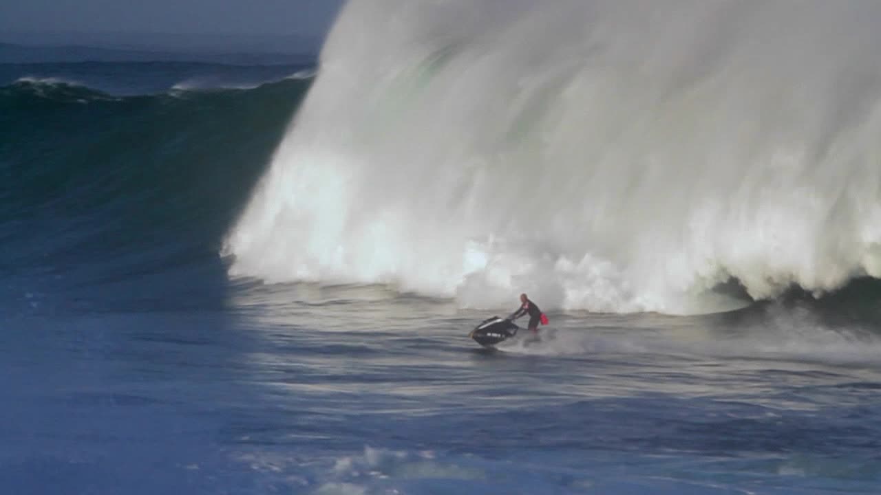 제트 스키어가 하와이에서 거대한 파도를 무릅쓰고