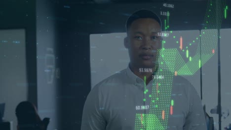 animación de datos financieros sobre empresario biracial en el cargo