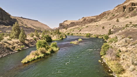 deschutes river oregon aerial v63 кинематографический низкоуровневый дронный перелет вдоль реки deschutes, запечатлевающий живописные пруды лягушек, каньон, природный пейзаж летом - снят с помощью mavic 3 cine - август 2022 года