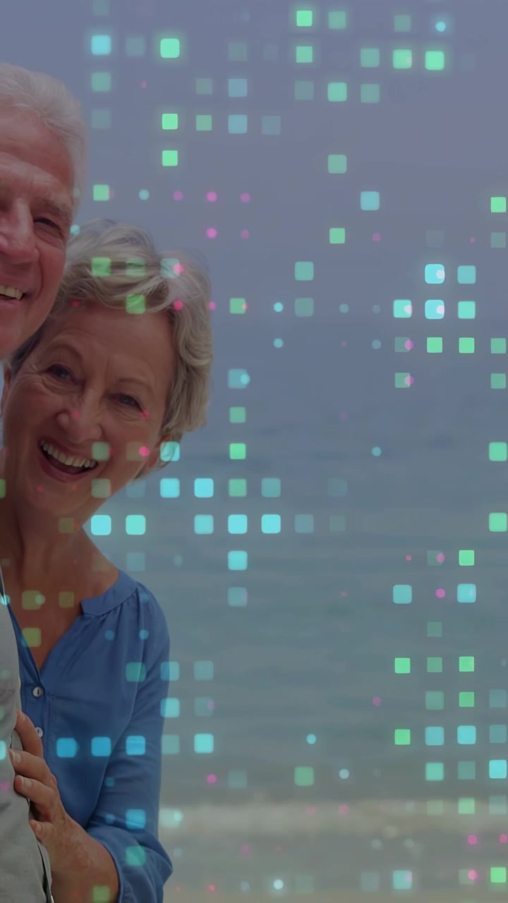 Video verticale: Anziani in posa dopo che una donna si avvicina, creando una pubblicità di viaggio con quadrati verde acqua sulla coppia e sul mare.
