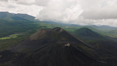 Órbita-De-Un-Dron-Sobre-El-Volcán-Paricutín-En-Un-Día-Nublado-En-Michoacán