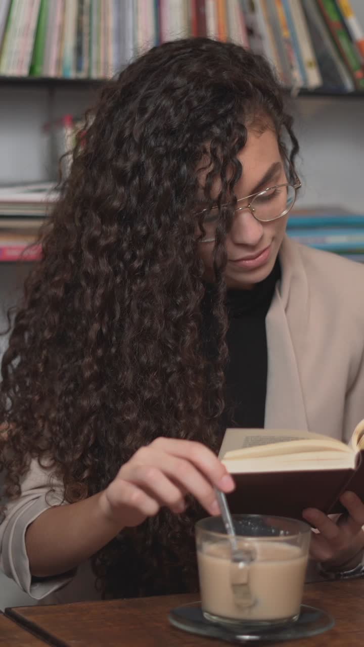 mujer leyendo en un café