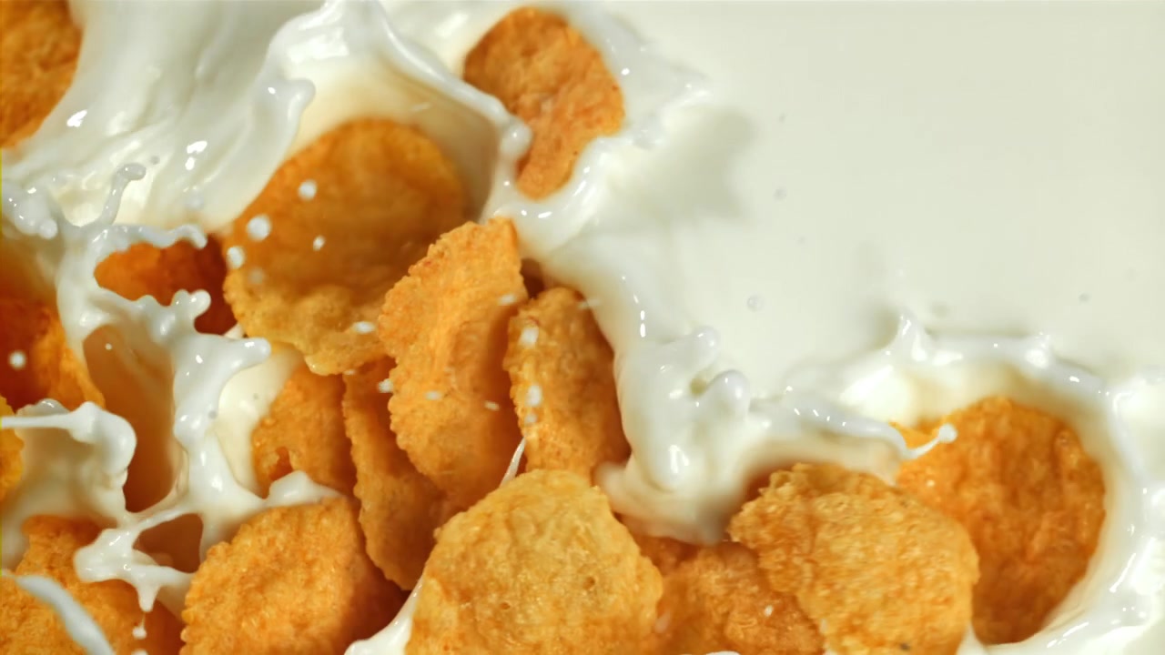 Cornflakes che schizzano nel latte al rallentatore