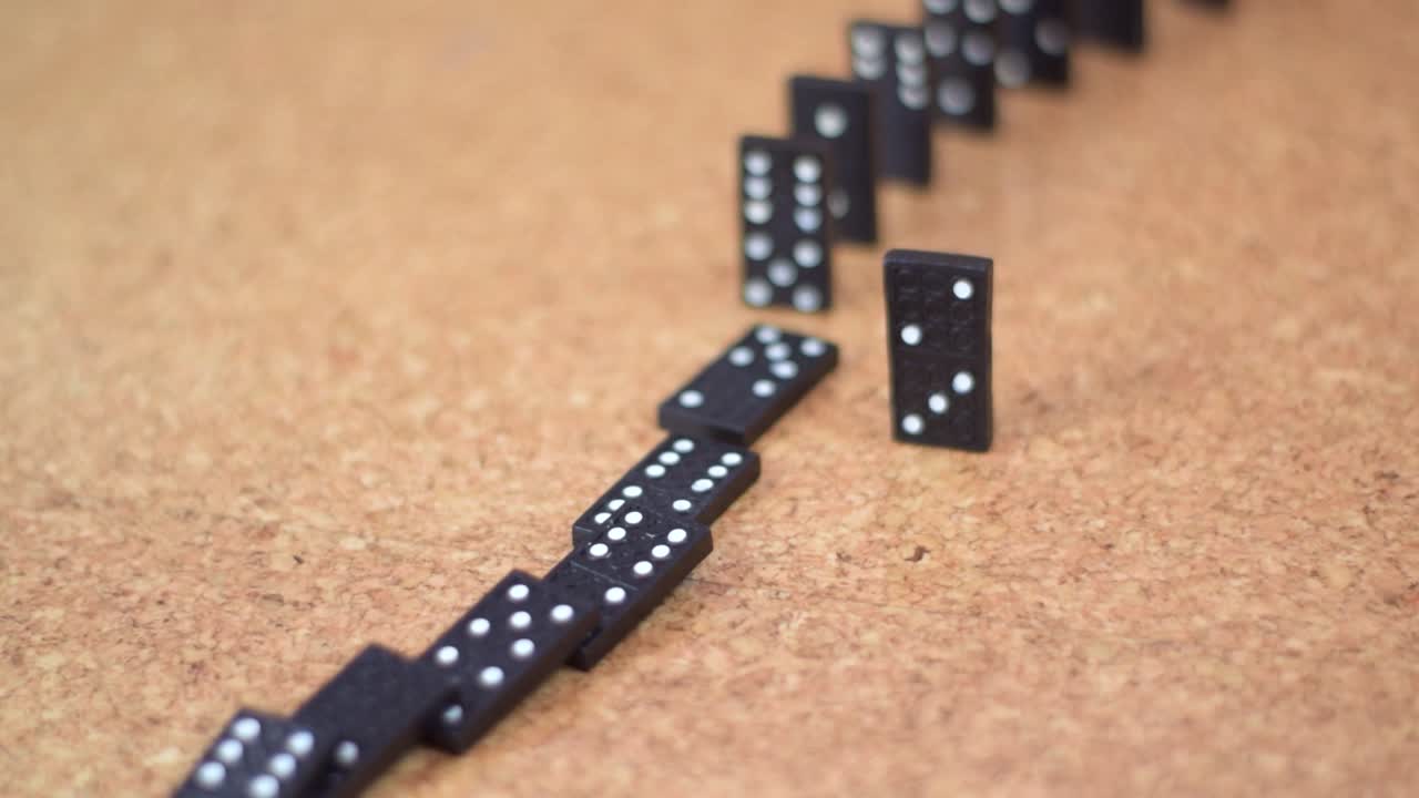 사회적 거리두기의 효과를 상징하는 대기 중인 떨어지는 도미노의 슬로우 모션