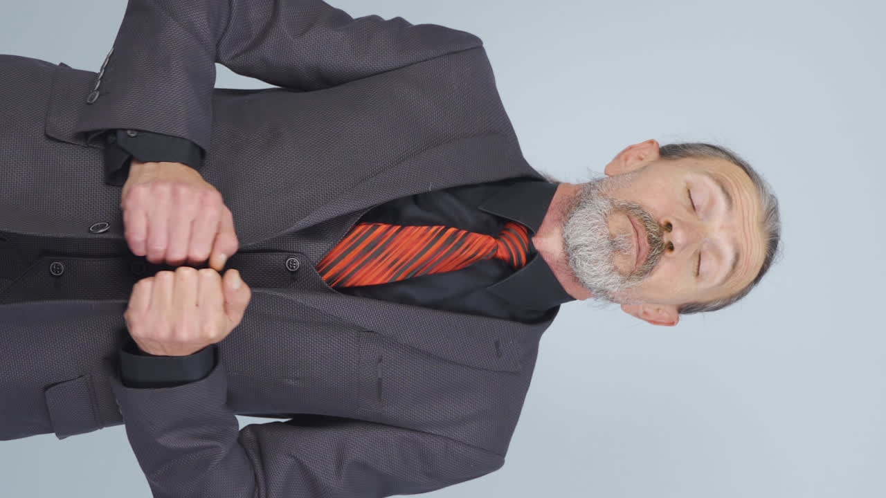 video vertical de un viejo hombre de negocios cansado.