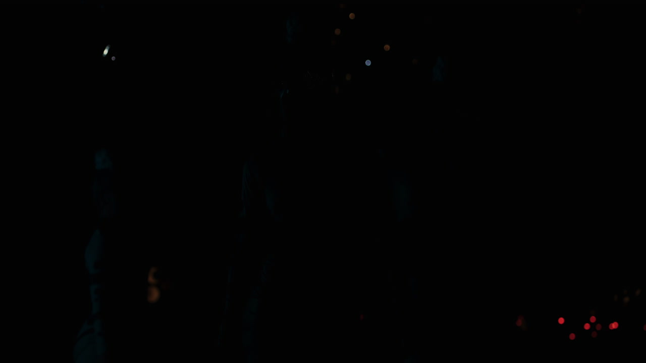 검은색과 색 의상을 입은 두 명의 여성이 무대에서 춤을 추고 있습니다.