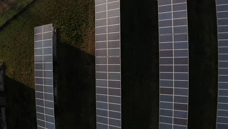 Filas-De-Paneles-Solares-Que-Producen-Energía-Ecológica-Y-Sostenible,-Vista-Aérea.