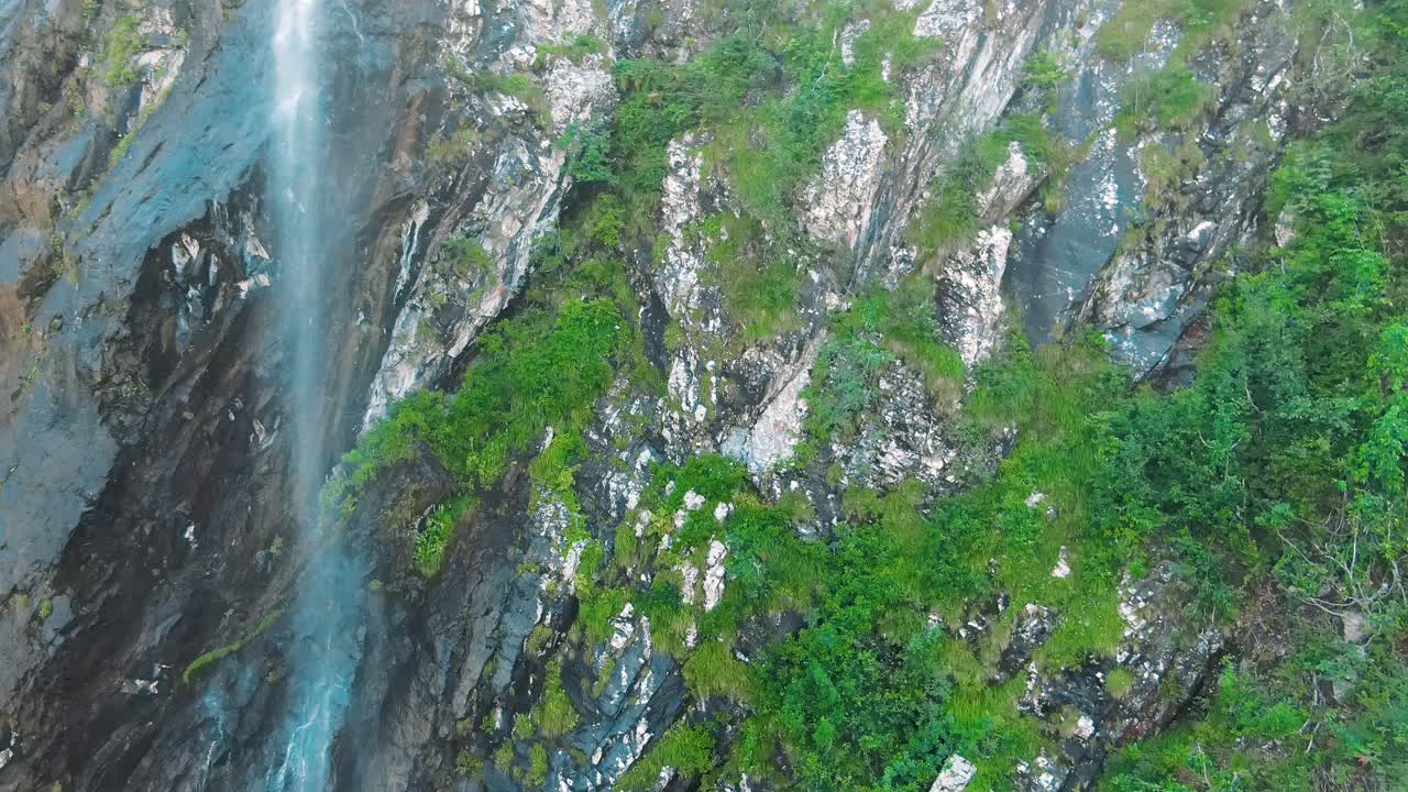 una cascada que cae en cascada por la ladera de una montaña