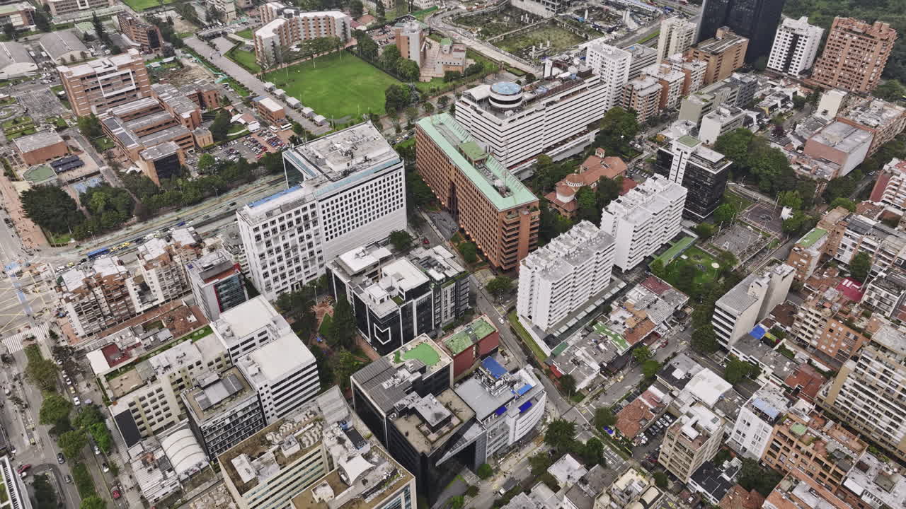 Bogotá Colombia Aérea v5 vista de pájaro sobrevuelo Chico Reservado y El Pedregal capturando terrenos montañosos, zonas residenciales en ladera y el paisaje urbano de Chapinero - Filmado con Mavic 3 Cine - Noviembre de 2022