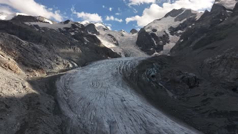 el derretimiento del glaciar morteratsch serpenteando a través de las montañas de val morteratsch cerca de pontresina, suiza