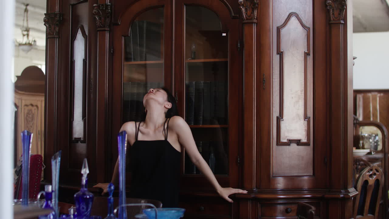 mujer asiática en una tienda