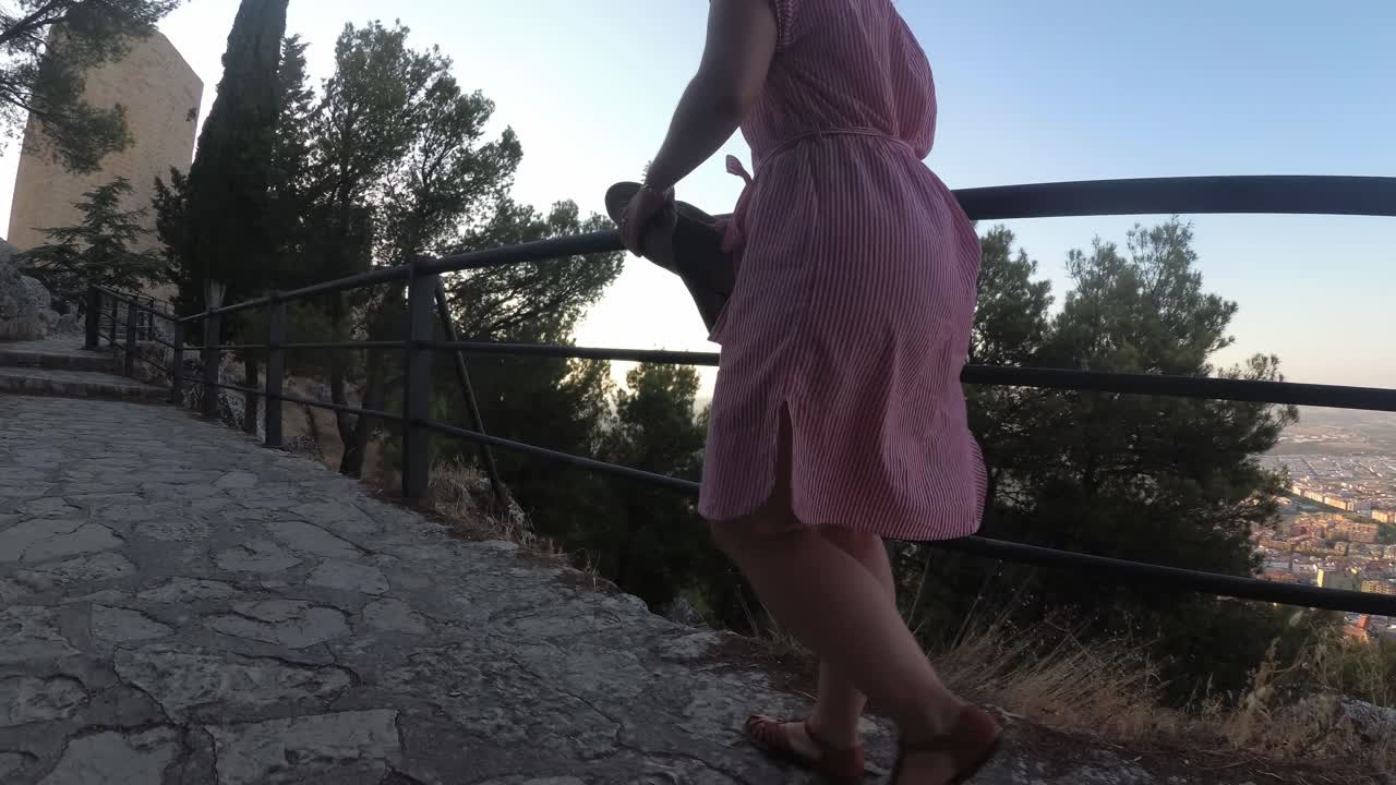 castillo de jaen, 스페인 jaen의 성 비행 및 여름 오후에 이 중세 성에서 지상 촬영, nd 필터를 사용하여 4k 24fps에서 드론과 액션 캠으로 만든 jaen 도시도 보여줍니다.