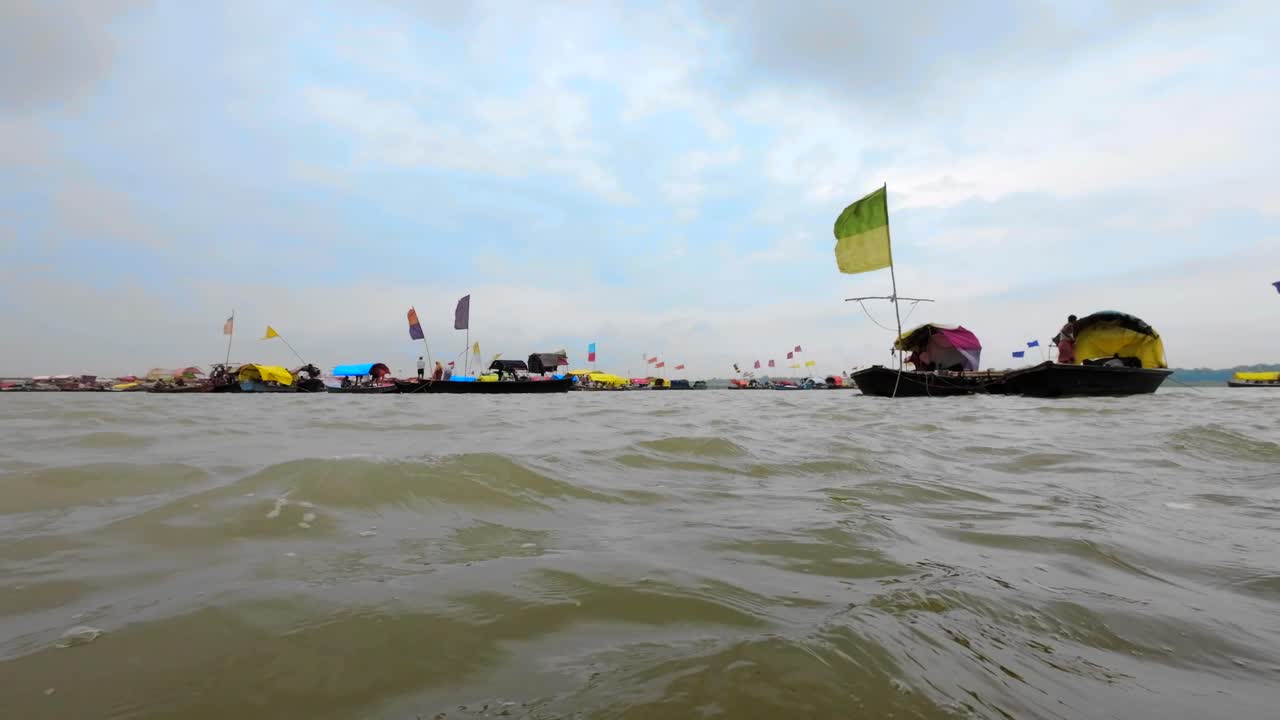 un montón de stand de botes en el río vista amplia