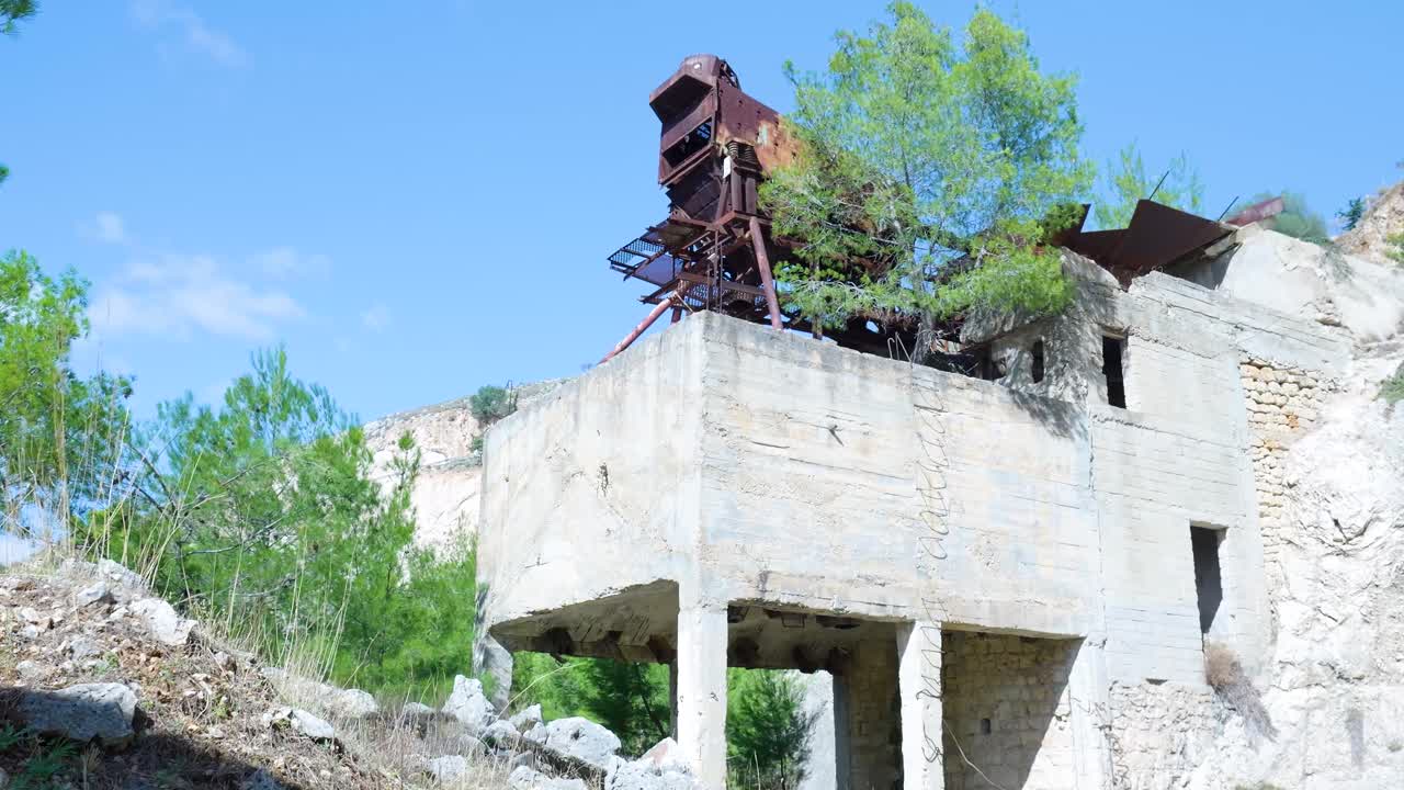 Terk Edilmiş Taş Ocağı Kalıntıları