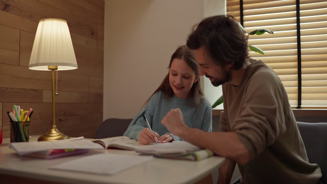 padre ayudando a su hija con los deberes
