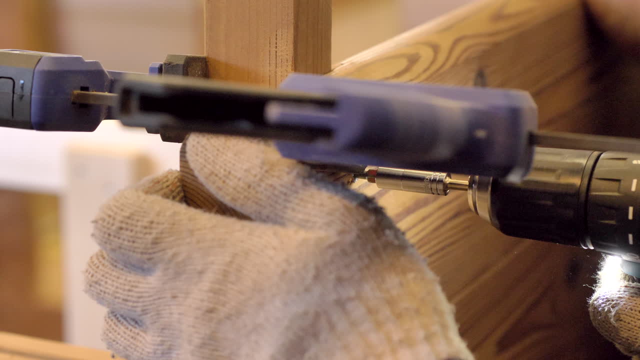 열 소나무 널빤지로 건설 중인 열목재 벽을 나사로 고정