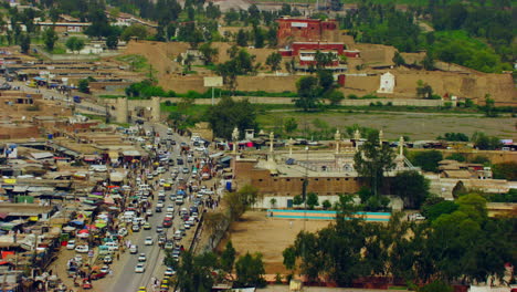 Peshawar,-Pakistán,-Vista-Aérea-Del-Ajetreado-Paso-De-Montaña-Que-Conecta-La-Frontera-Pak-afgana-A-Través-De-La-Cordillera-Blanca-Con-El-Valle-De-Peshawar,-Con-Una-Carretera-Con-Vistas-A-La-Antigua-Fortaleza