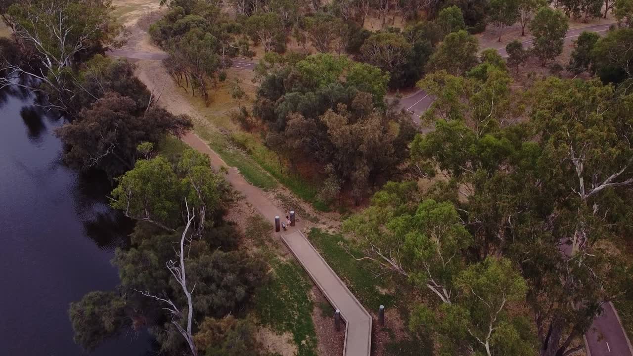 vista aérea de la ciclovía y el paseo marítimo a lo largo de la orilla del río en invierno, perth, australia