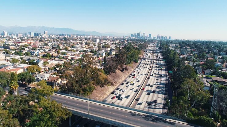 colpo aereo del fiocco del traffico dell'autostrada senza pedaggio di los angeles che aumenta guidando il drone della città della california