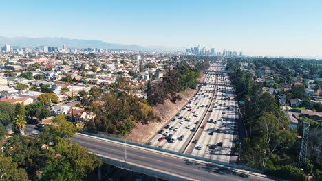 Aerea-Los-Angeles-Autopista-Circulacion-Jib-Shot-Alzándose-Conduciendo-California-Ciudad-Dron