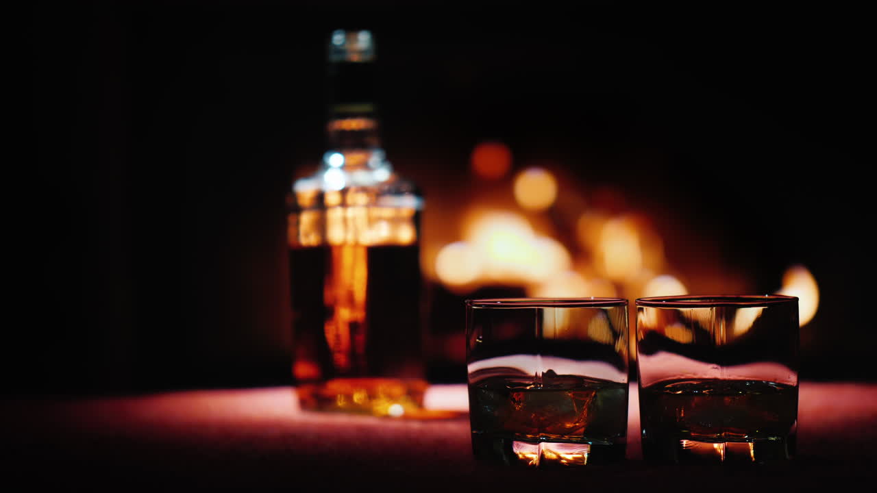 전경에 있는 벽난로 옆 탁자 위에 강한 알코올 한 병이 서 있다.