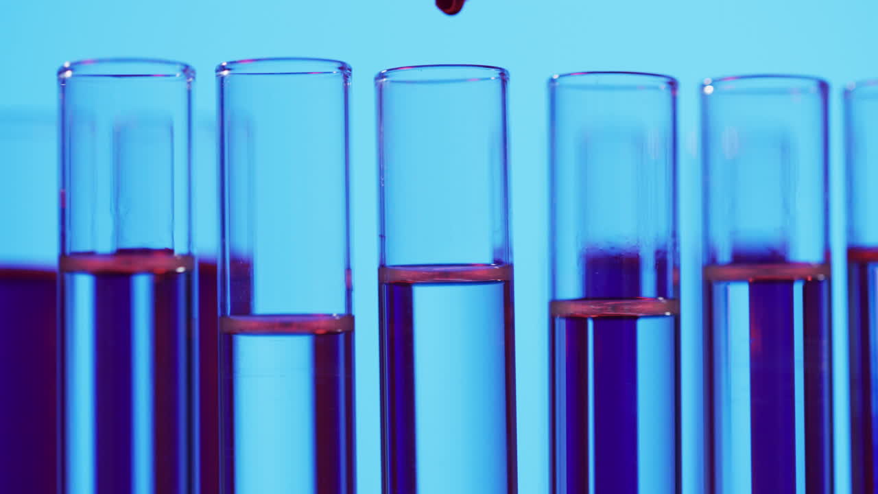 vídeo de tubos de ensayo de laboratorio con espacio de copia en fondo azul
