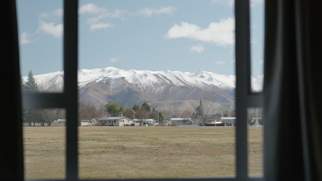 campo de fútbol de twizel, nueva zelanda visto desde el interior de la casa