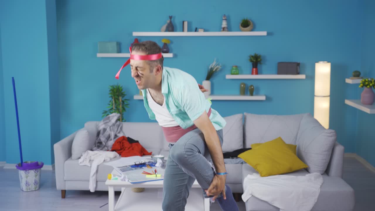 el divertido deportista se lesiona el tobillo.