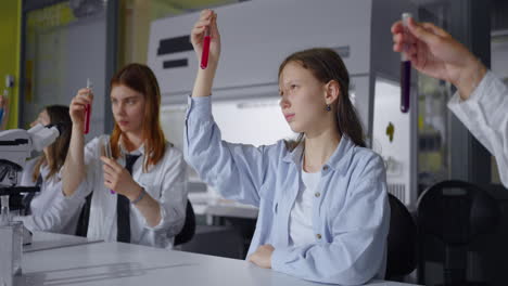 los estudiantes llevan a cabo un experimento de química en un laboratorio de ciencias